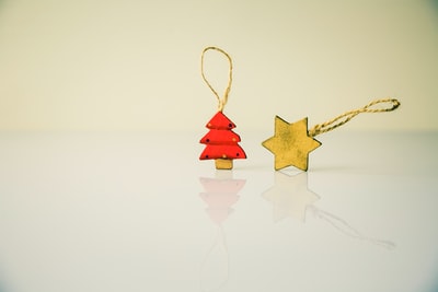 明星和红色树圣诞树饰品
